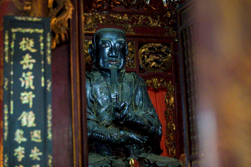 Tuong Dong Den is known for its monumental size and intricate craftsmanship